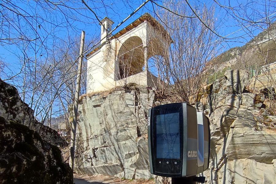 Laser scanner sul sentiero sotto la Cappella di Abramo, a Trasquera