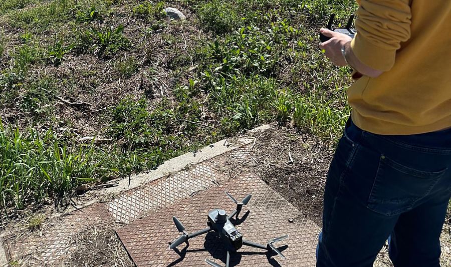 Gianluca Suppa col radiocomando e il drone pronto al decollo