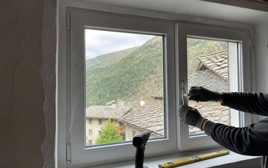 Finestra nuova appena montata in una casa di montagna