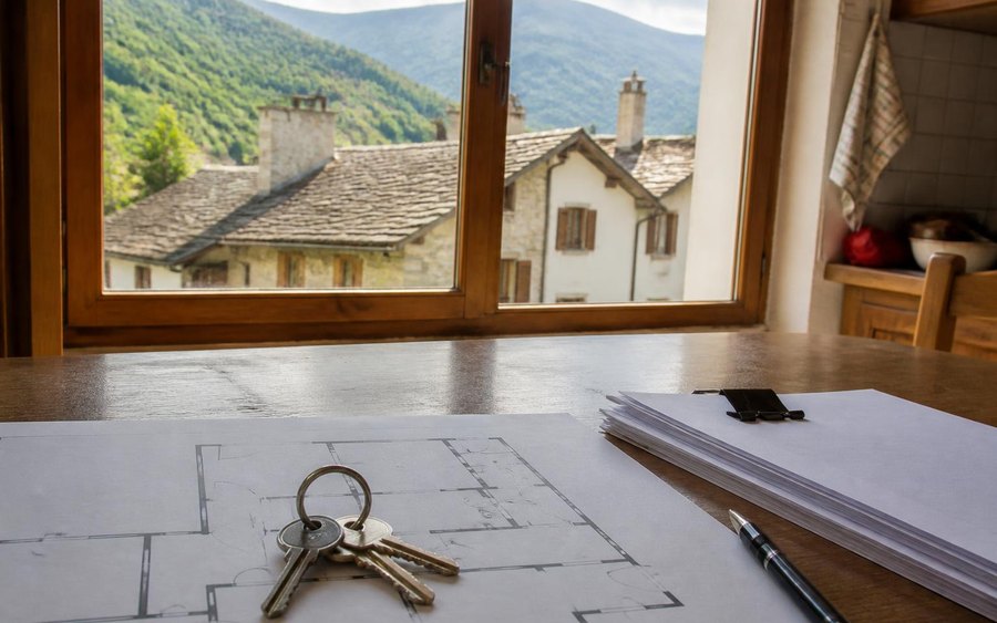 Chiavi di casa sulla planimetria, accanto ai documenti